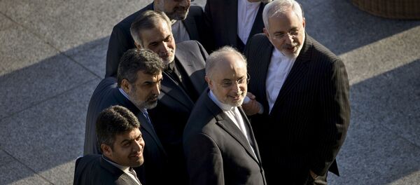 Ministro dos Negócios Estrangeiros iraniano, Javad Zarif, e o Chefe da Organização de Energia Atômica do Irã, Ali Akbar Salehi, entre outros membros de sua delegação em Lausanne, 27 de março de 2015 Ministro dos Negócios Estrangeiros iraniano, Javad Zarif, e o Chefe da Organização de Energia Atômica do Irã, Ali Akbar Salehi, entre outros membros de sua delegação em Lausanne, 27 de março de 2015 - Sputnik Brasil