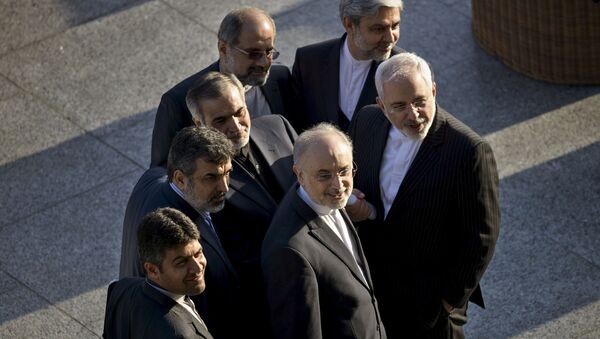 Ministro dos Negócios Estrangeiros iraniano, Javad Zarif, e o Chefe da Organização de Energia Atômica do Irã, Ali Akbar Salehi, entre outros membros de sua delegação em Lausanne, 27 de março de 2015 - Sputnik Brasil