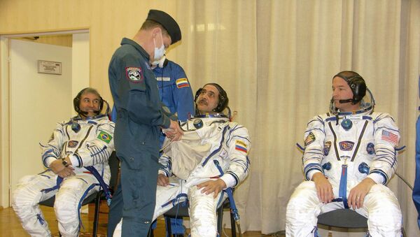 Marcos Pontes se preparando com seus colegas Pavel Vinogradov e Jeffrey Williams para o lançamento do Soyuz TMA-8, no cosmódromo de Baikonur - Sputnik Brasil