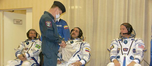 Marcos Pontes se preparando com seus colegas Pavel Vinogradov e Jeffrey Williams para o lançamento do Soyuz TMA-8, no cosmódromo de Baikonur - Sputnik Brasil