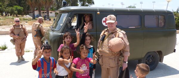 Sírios retornam ao bairro Bani Zeid, zona norte da cidade de Aleppo, na Síria, após quatro anos de ocupação pela Frente al-Nusra – 01.08.2016 - Sputnik Brasil