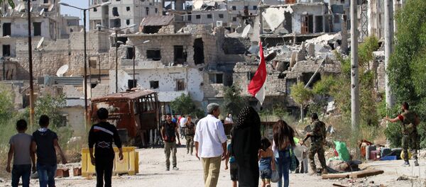 Syrian government forces secure a street as civilians come back to the neighbourhood of Bani Zeid, on Aleppo's northern outskirts on July 29, 2016 - Sputnik Brasil