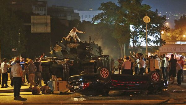 Foto tirada em 16 de julho mostra tanques nas ruas da capital turca, Ancara, e pessoas que tentam pará-los - Sputnik Brasil