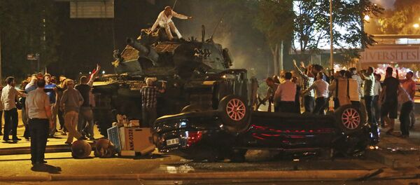 Foto tirada em 16 de julho mostra tanques nas ruas da capital turca, Ancara, e pessoas que tentam pará-los - Sputnik Brasil