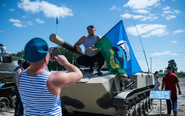 Paraquedistas tiram fotografias durante a festa militar - Sputnik Brasil