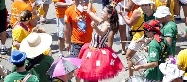 Último grande bloco a desfilar no Carnaval do Rio em 2016, Monobloco arrastou uma multidão pelo centro da cidade - Sputnik Brasil