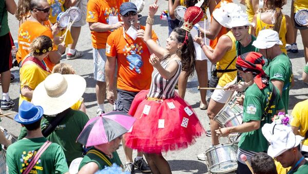 Último grande bloco a desfilar no Carnaval do Rio em 2016, Monobloco arrastou uma multidão pelo centro da cidade - Sputnik Brasil