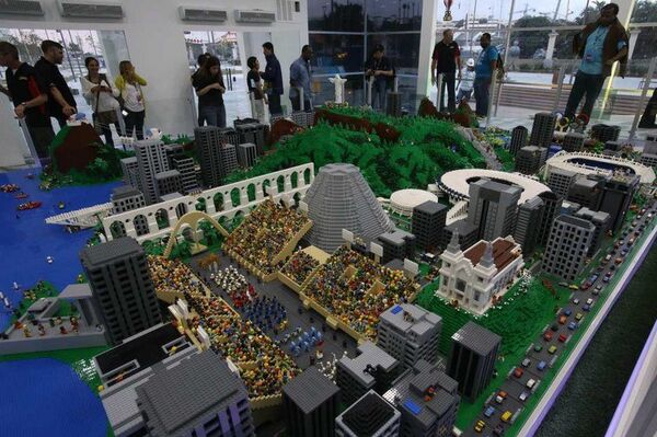Maquete reúne quase um milhão de peças e precisou ser montada em quatro países.  - Sputnik Brasil