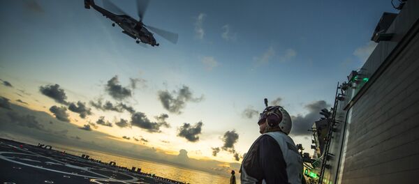 O helicóptero estadunidense MH-60R Seahawk está decolando do navio USS Fort Worth (LCS 3) no mar do Sul da China O helicóptero estadunidense MH-60R Seahawk está decolando do navio USS Fort Worth (LCS 3) no mar do Sul da China - Sputnik Brasil