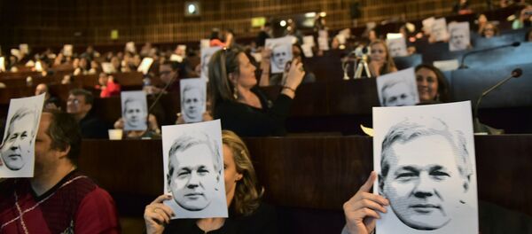 Pessoas assistem videoconferência com o fundador do WikiLeaks, Julian Assange, Quito, Equador, junho de 2016 - Sputnik Brasil