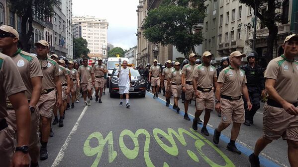 Fogo olímpico é carregado por Orlando Duque, garçom da tradicional Confeitaria Colombo desde 1952 - Sputnik Brasil