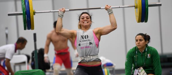 Halterofilista Eva Alicia Gurrola Ortiz, do México, treina no Riocentro, no Rio de Janeiro, nesta quarta-feira, 3 de agosto - Sputnik Brasil