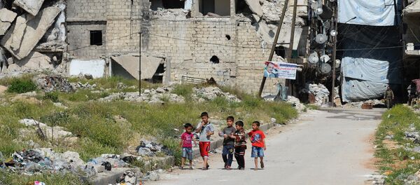 Crianças no bairro destruído da cidade de Aleppo, Síria, abril de 2016 - Sputnik Brasil
