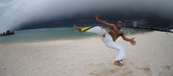 Capoeirista brasileiro na praia de Copacabana - Sputnik Brasil