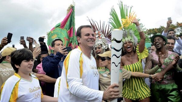 Prefeito do Rio, Eduardo Paes carregando a Tocha na chegada a cidade - Sputnik Brasil