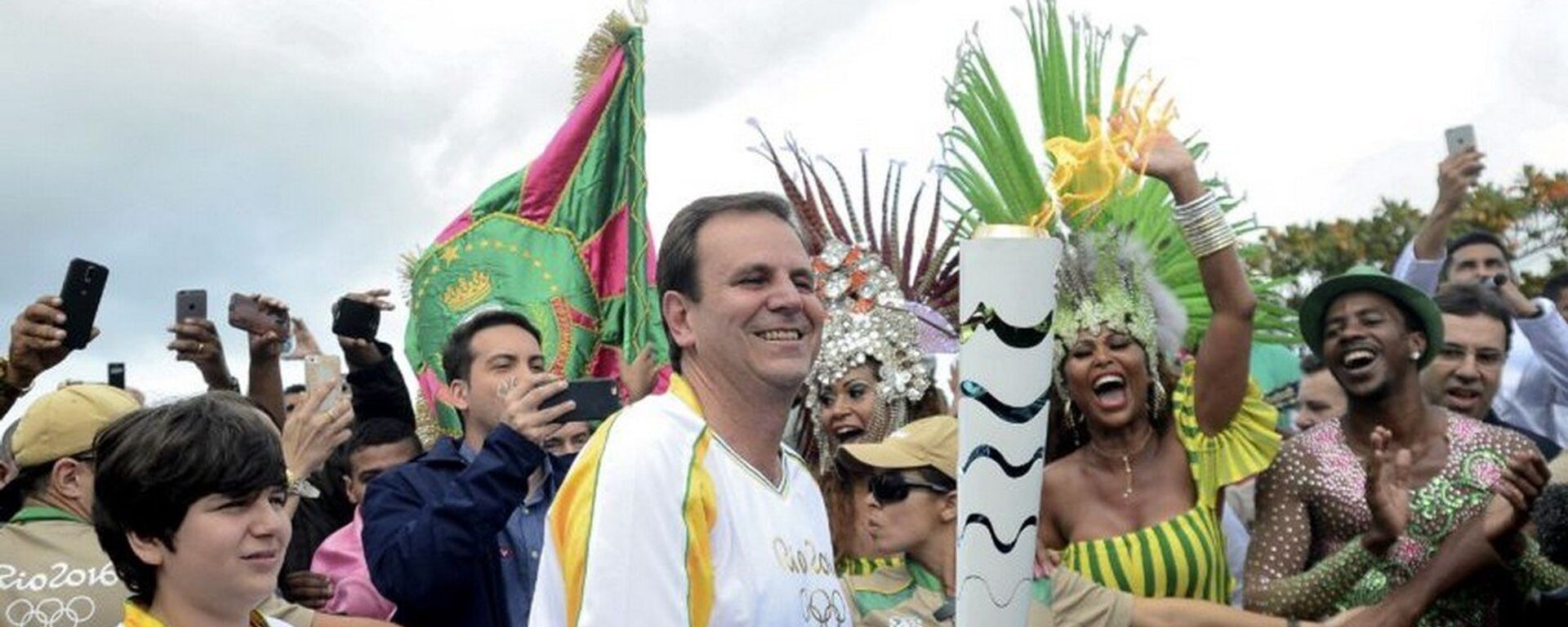 Prefeito do Rio, Eduardo Paes carregando a Tocha na chegada a cidade - Sputnik Brasil, 1920, 21.08.2016