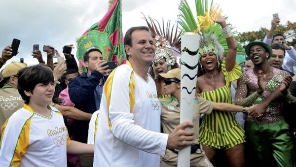Prefeito do Rio, Eduardo Paes carregando a Tocha na chegada a cidade - Sputnik Brasil
