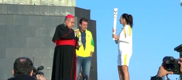 Tocha Olímpica chega ao Cristo Redentor, cartão postal do Rio. - Sputnik Brasil