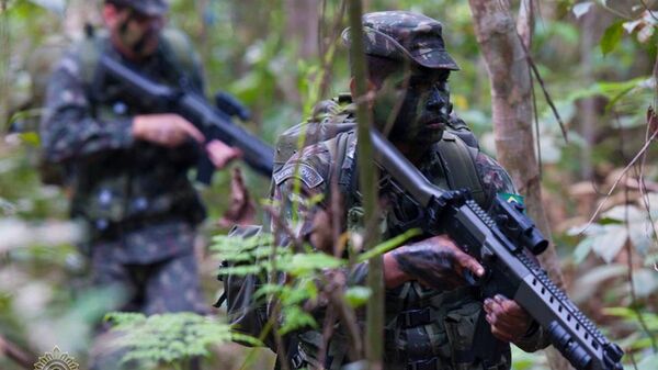 Exército Brasileiro em patrulhamento na floresta - Sputnik Brasil