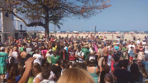 Protestos contra o governo interino de Temer durante passagem da tocha olímpica por Copacabana - Sputnik Brasil