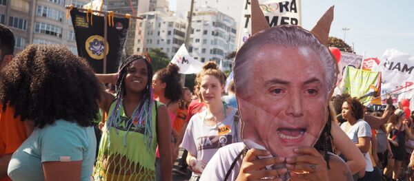 Máscara de Temer em protesto em Copacabana - Sputnik Brasil