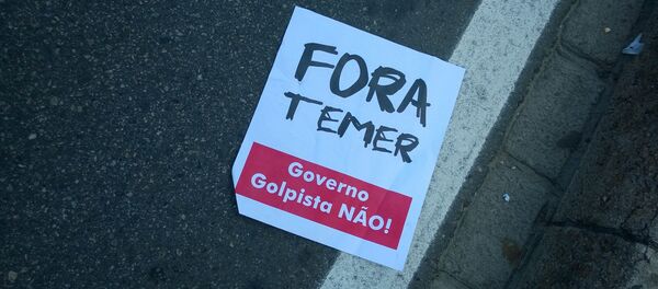 Protestos contra o governo interino de Temer durante passagem da tocha olímpica por Copacabana Protestos contra o governo interino de Temer durante passagem da tocha olímpica por Copacabana - Sputnik Brasil