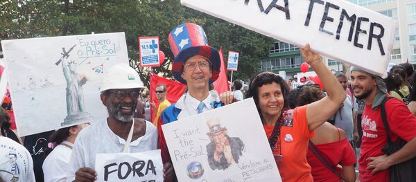 Manifestantes denunciam entrega do pré-sal em ato contra Temer Manifestantes denunciam entrega do pré-sal em ato contra Temer - Sputnik Brasil