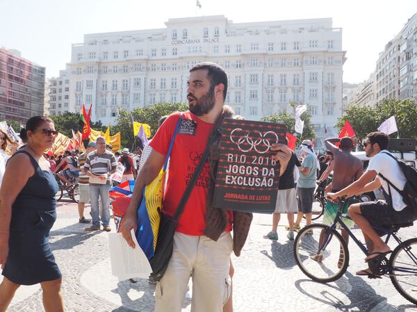 Alessandro Biazzi, professor, no ato contra Temer na praia de Copacabana - Sputnik Brasil