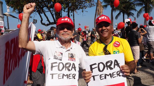 José Carlos de Araújo, advogado do grupo Advocacia em Ação, e Jaime Muniz Martins, ex-presidente da FAFERJ, em ato contra Temer na orla de Copacabana - Sputnik Brasil