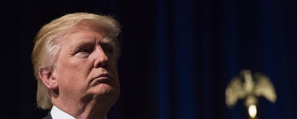 Donald Trump escuta o discurso do seu filho, Eric Trump, na escola, 2 de agosto de 2016, Virginia - Sputnik Brasil