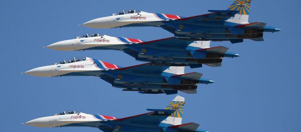 Caças multiuso Su-27 da esquadrilha acrobática Russkiye Vityazi durante o concurso Aviadarts 2016 Caças multiuso Su-27 da esquadrilha acrobática Russkiye Vityazi durante o concurso Aviadarts 2016 - Sputnik Brasil