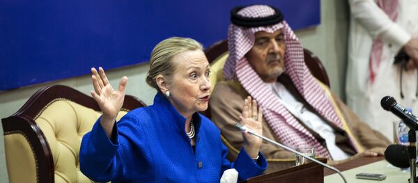 A Secretária de Estado dos EUA Hillary Clinton realiza uma coletiva de imprensa conjunta com o ministro das Relações Exteriores da Arábia Saudita (foto de arqiuvo) - Sputnik Brasil