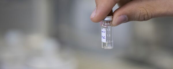 Um técnico de laboratório mostra um exemplo de teste para o doping no Laboratório de Controle de Doping - Sputnik Brasil