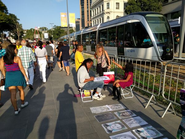 Artista de rua faz retratos do público no Porto Maravilha - Sputnik Brasil