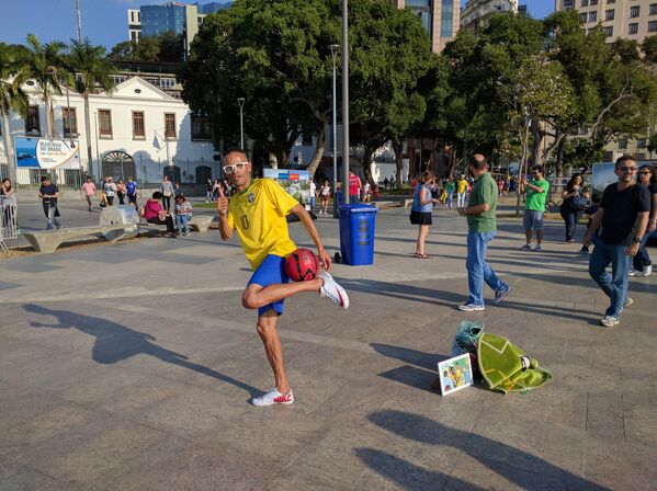 Artista de rua Fábio, o Rei da embaixadinha, diverte o público no Porto Maravilha - Sputnik Brasil