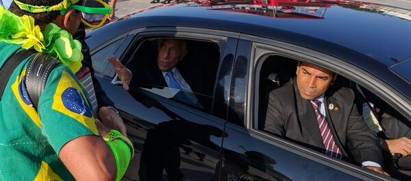 Artista de rua Fabinho Caxotada toca um música portuguesa para o presidente de Portugal Marcelo Rebelo de Sousa, no Porto Maravilha, Rio de Janeiro - Sputnik Brasil