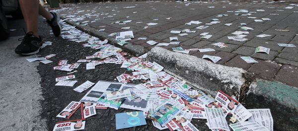 Sujeira em calçadas, por conta de materiais de propaganda eleitoral das eleições 2014 - Sputnik Brasil