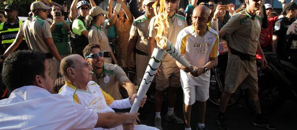 Ivo Pitanguy, de cadeira de rodas, carrega a tocha olímpica, 05.08.2016 - Sputnik Brasil