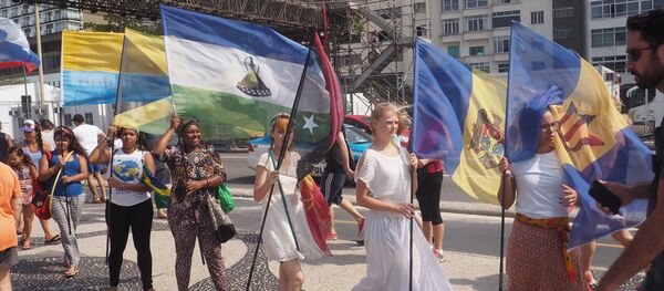 Caminhada pela paz da Rede Global de Artes - Copacabana, Rio, 7 de agosto de 2016 - Sputnik Brasil