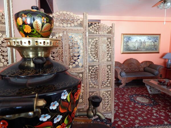 Salas são decoradas com porcelana russa, samovares e matrioschkas Salas são decoradas com porcelana russa, samovares e matrioschkas - Sputnik Brasil