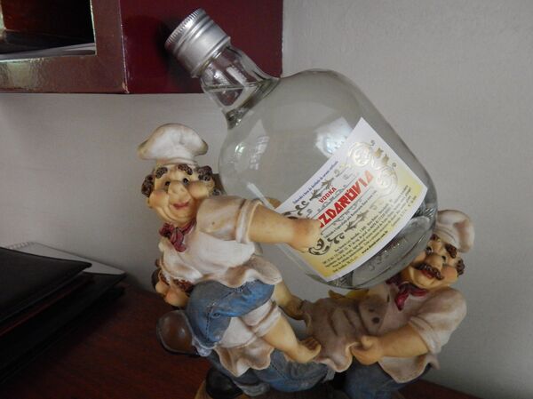 Vodca Nazdaróvia, de fabricação própria do restaurante Dona Irene Vodca Nazdaróvia, de fabricação própria do restaurante Dona Irene - Sputnik Brasil