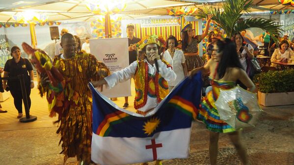 Artistas de Pernambuco enriquecem a festa dos turistas em Copacabana - Sputnik Brasil