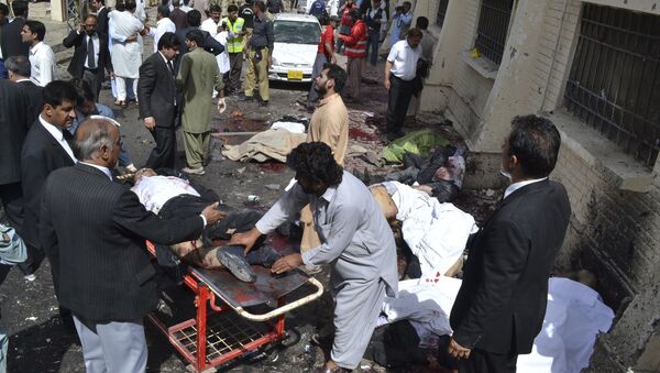 Pessoas ajudam vítimas da explosão em um hospital de Quetta, Paquistão, 8 de agosto de 2016 - Sputnik Brasil
