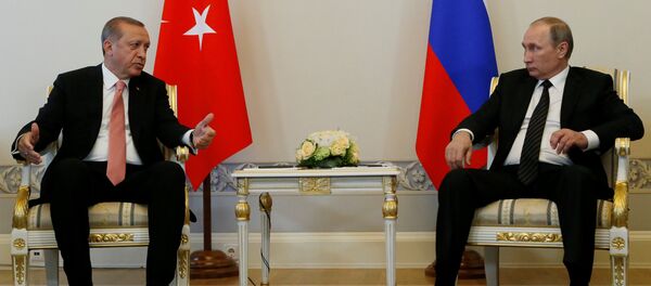 Presidente russo Vladimir Putin e presidente turco Recep Tayyip Erdogan reunem-se em São Petersburgo, Rússia, 9 de agosto de 2016 - Sputnik Brasil