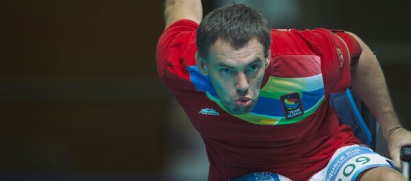 Esportista russo, Aleksandr Sakhatskiy, dá o primeiro toque na bola no jogo contra Grã-Bretanha durante fase eliminatória, na competição de bocha, para osJogos Paralímpicos Rio 2016, Riocentro, Rio de Janeiro, 12 de novembro 2015 - Sputnik Brasil