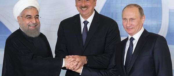 Presidente iraniano Hassan Rouhani, líder do Azerbaijão Ilham Aliyev e presidente russo Vladimir Putin antes da reunião trilateral em Baku, Azerbaijão, 8 de agosto de 2016 - Sputnik Brasil