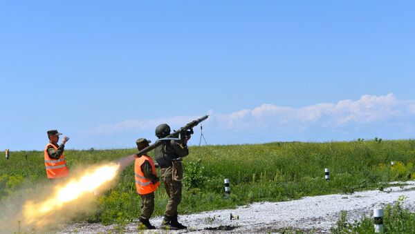Militar russo lança fogo de sistema de defesa antiaérea portátil Igla no concurso Chistoe nebo 2016, Eysk, região de Krasnodar, Rússia, agosto de 2016 - Sputnik Brasil