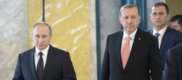 Presidente russo Vladimir Putin e presidente turco Recep Tayyip Erdogan antes da entrevista coletiva conjunta em São Petersburgo, Rússia, 9 de agosto de 2016 - Sputnik Brasil