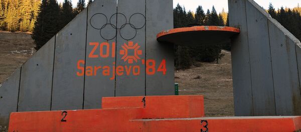 Pódio de vencedores junto à plataforma para saltos de trampolim da Olimpíada de Inverno do ano de 1984, em Sarajevo - Sputnik Brasil