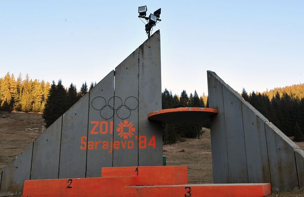 Pódio de vencedores perto da plataforma para saltos de trampolim da Olimpíada de Inverno do ano de 1984, em Sarajevo - Sputnik Brasil